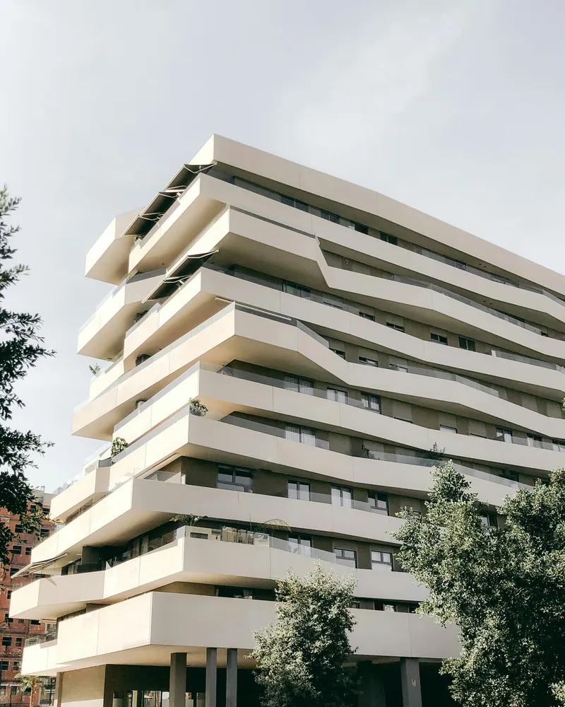 Edificio residencial moderno con balcones de líneas fluidas